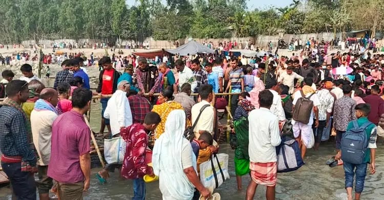 কুড়িগ্রামের ব্রহ্মপুত্রের তীরে ‘অষ্টমী স্নানে’ ভক্তদের ঢল