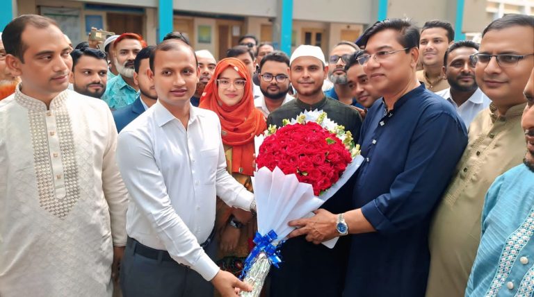 জামালপুর-১ বকশীগঞ্জে প্রতিমন্ত্রী এম রশিদুজ্জামান মিল্লাতকে উপজেলা প্রশাসনের ফুলেল শুভেচ্ছা