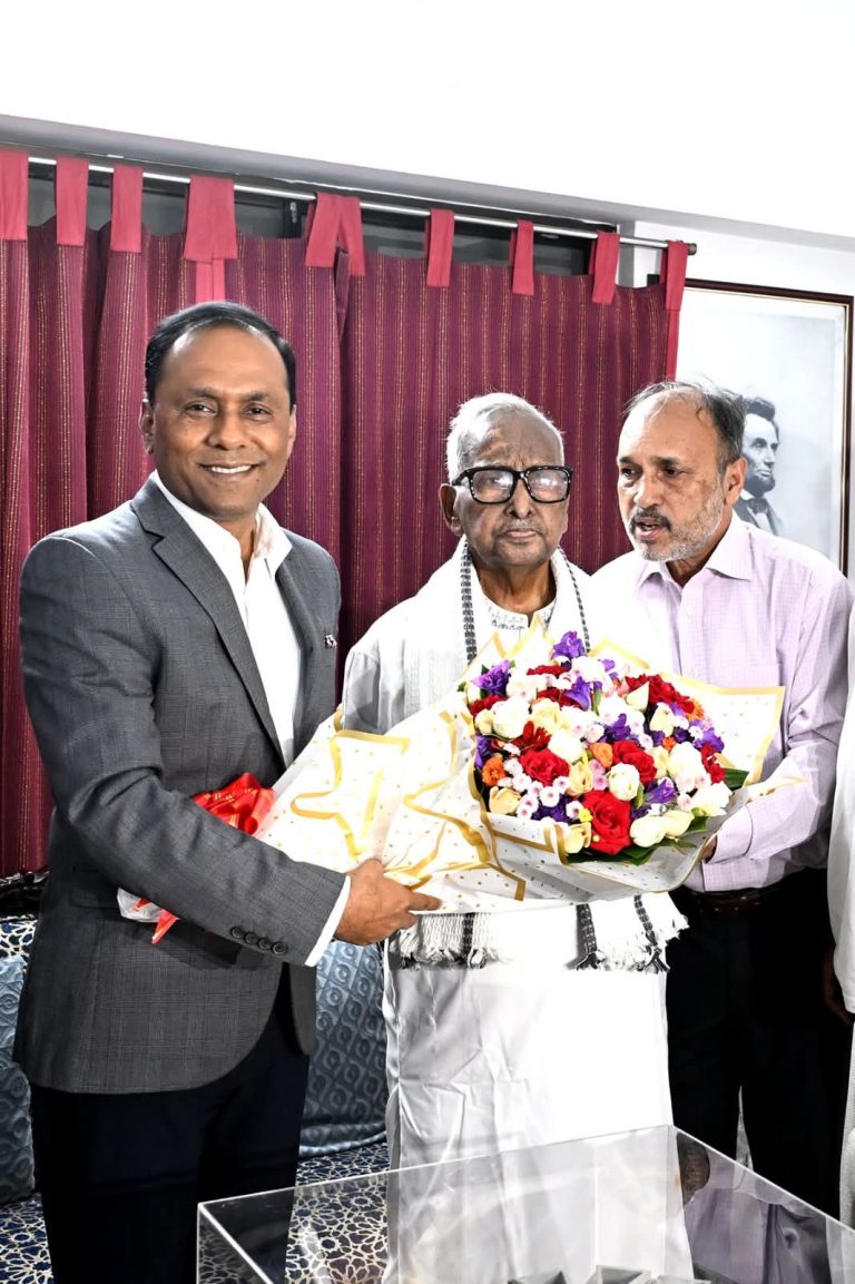 সাবেক স্পীকার ব্যারিস্টার জমির উদ্দিন সরকারের সঙ্গে ডেপুটি স্পীকার ব্যারিস্টার কায়সার কামালের সৌজন্য সাক্ষাৎ