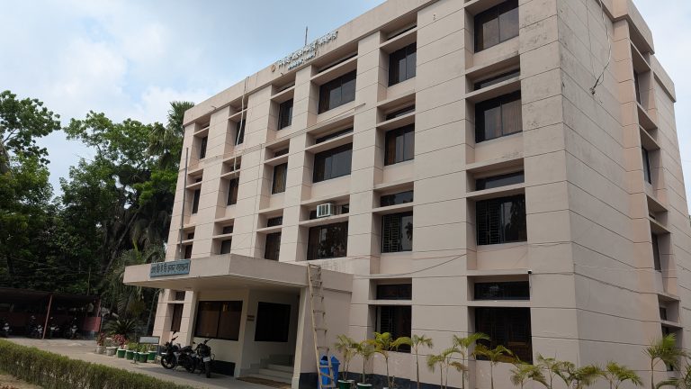 বরগুনা এলজিইডি ভবনে দুপুর পর্যন্ত উত্তোলন হয়নি জাতীয় পতাকা