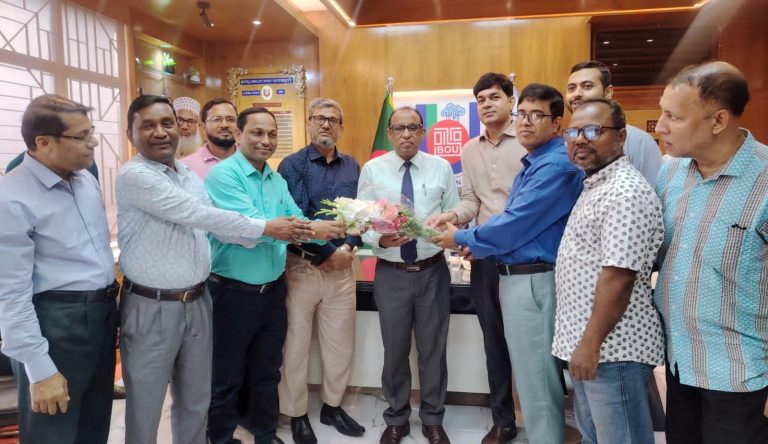 বাউবির নবনিযুক্ত উপাচার্যের সঙ্গে ঢাকা আঞ্চলিক কেন্দ্রের কর্মকর্তা-কর্মচারীদের সৌজন্য সাক্ষাৎ