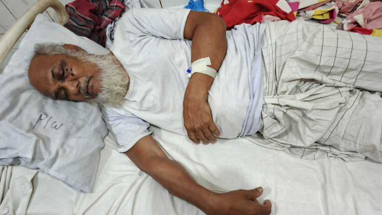 পিরোজপুরে পারিবারিক বিরোধে হামলা: রক্তাক্ত বীর মুক্তিযোদ্ধা