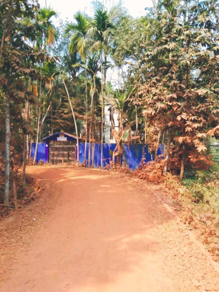 রাজাপুরে সড়ক নির্মাণকাজ অসমাপ্ত, ধুলাবালিতে চরম ভোগান্তিতে এলাকাবাসী