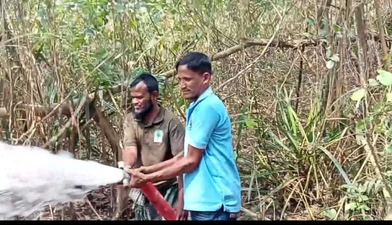 ‎সুন্দরবনে অগ্নিসংযোগ রোধে পানি ছিটিয়ে ও দাহ্যবস্তু নিয়ে প্রবেশ নিষেধে বনবিভাগের প্রচারণা ‎