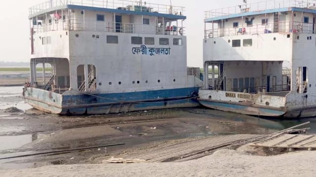 নাব্য সংকটে বন্ধ রৌমারী-চিলমারী ফেরি, ভোগান্তিতে উত্তরাঞ্চলের যাত্রীরা