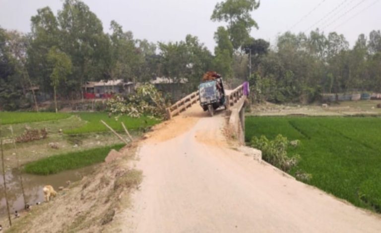 কুড়িগ্রামে বেহাল দুই সেতুতে ঝুঁকিপূর্ণ যাতায়াত, এলাকাবাসীর উদ্বেগ