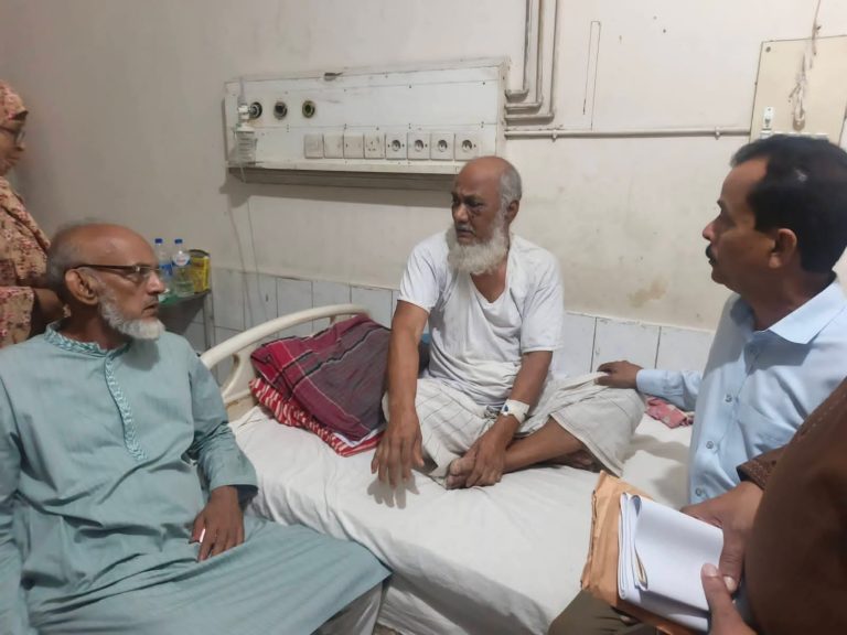 সন্ত্রাসী হামলায় আহত বীর মুক্তিযোদ্ধা হায়দার আলীকে দেখতে হাসপাতালে প্রশাসক অধ্যক্ষ আলমগীর হোসেন