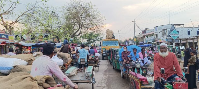 শিবগঞ্জে মহাসড়কের পাশে আলুর হাট, যানজটে চরম ভোগান্তি