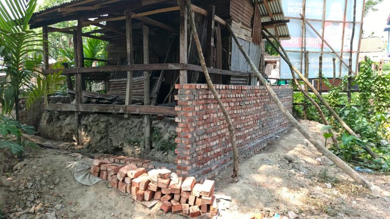 কাঁঠালিয়ায় সরকারি জমি দখল করে পাকা স্থাপনা নির্মাণের অভিযোগ