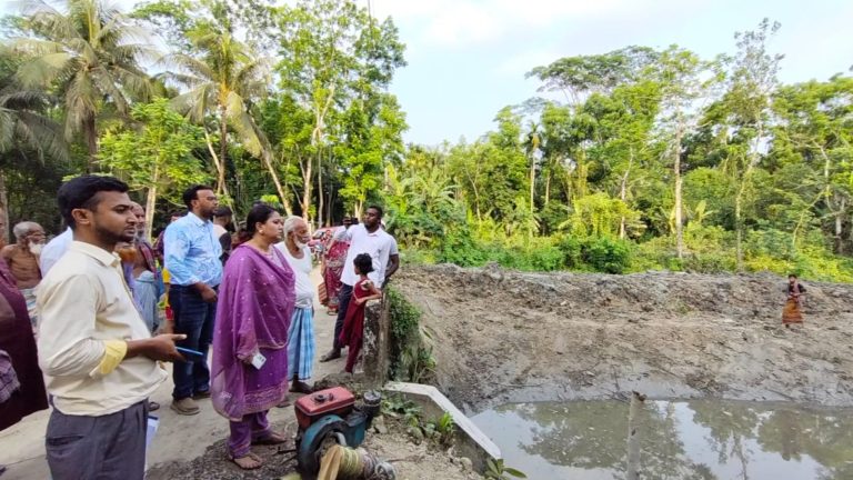 ঝালকাঠির রাজাপুরে খাল পুনঃখননে অনিয়ম: পরিদর্শনে গিয়ে অসঙ্গতি পেলেন ইউএনও
