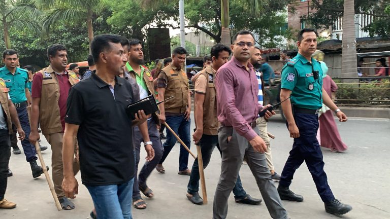 রাজশাহীতে ইউনিয়নের কার্যালয় দখল দুই গ্রুপের ধাওয়া পাল্টা ধাওয়া ককটেল ও অস্ত্রের মহড়া, ভাঙচুর