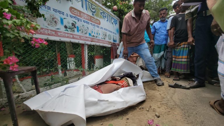 মানিকগঞ্জে রাস্তার পাশে যুবকের লাশ উদ্ধার, হত্যাকান্ড বলছে স্বজন ও স্থানীয়রা