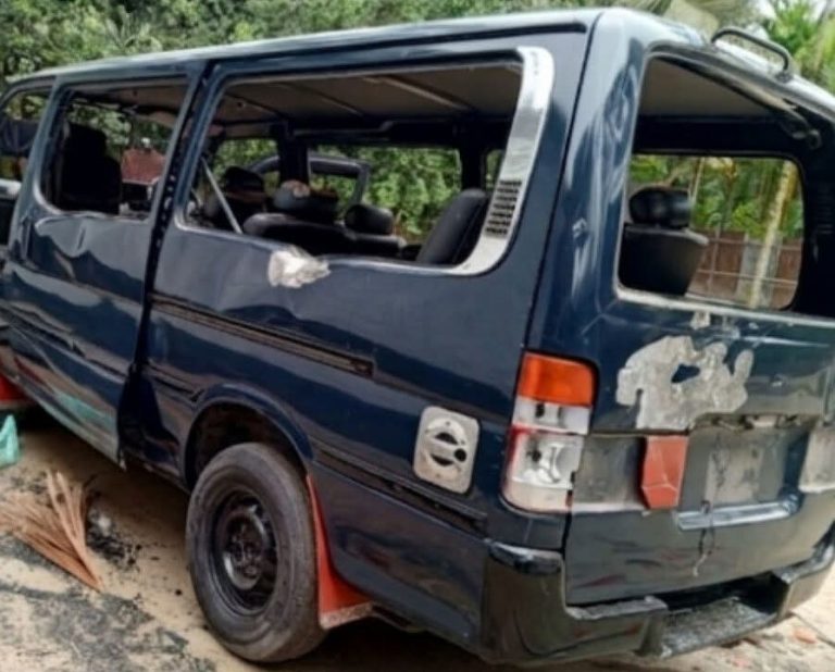 কুড়িগ্রামে সাবেক স্বামীকে নিতে গিয়ে সংঘর্ষ, মাইক্রোবাস ভাঙচুরে আহত ৩