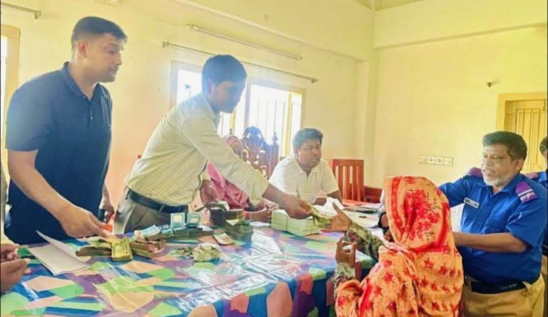 নাটোরের সিংড়ায় চাল আত্মসাতের দায়ে জরিমানা: ২৪৭ নারীকে দ্বিগুণ অর্থ ফেরত দিলেন ইউপি চেয়ারম্যান