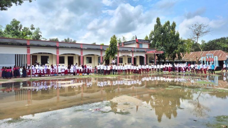 নীলফামারীতে বিদ্যালয়ের মাঠ সংস্কারের দাবিতে শিক্ষার্থীদের ক্লাস বর্জন