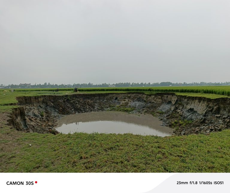 অষ্টগ্রামে খাস জমিতে অবৈধ ড্রেজার দিয়ে মাটি উত্তোলনে হুমকিতে ফসলি জমি