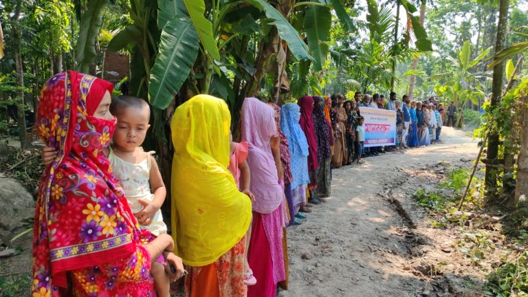 কাঠালিয়ায় ভেরিবাঁধ নির্মাণের দাবিতে মানববন্ধনে হামলার অভিযোগ