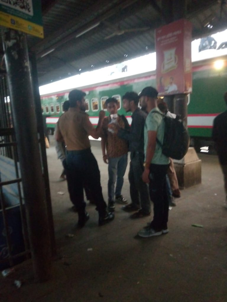 বিমানবন্দর রেলওয়ে স্টেশনে টিকিট চেকের নামে অনিয়মের অভিযোগ, ক্ষতির মুখে সরকারি রাজস্ব