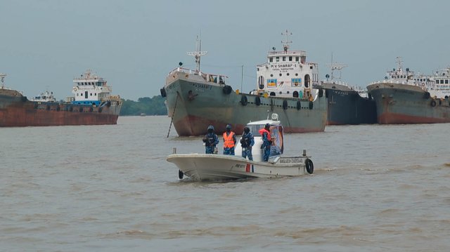 মোংলা বন্দরে তেল সংকটে লাইটার জাহাজ আটকা, বন্দরের কার্যক্রম স্থবির
