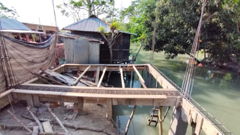 ঝালকাঠিতে সরকারি খাল দখল করে ভবন নির্মাণ, ইউএনও ভেঙে ফেলার নির্দেশ