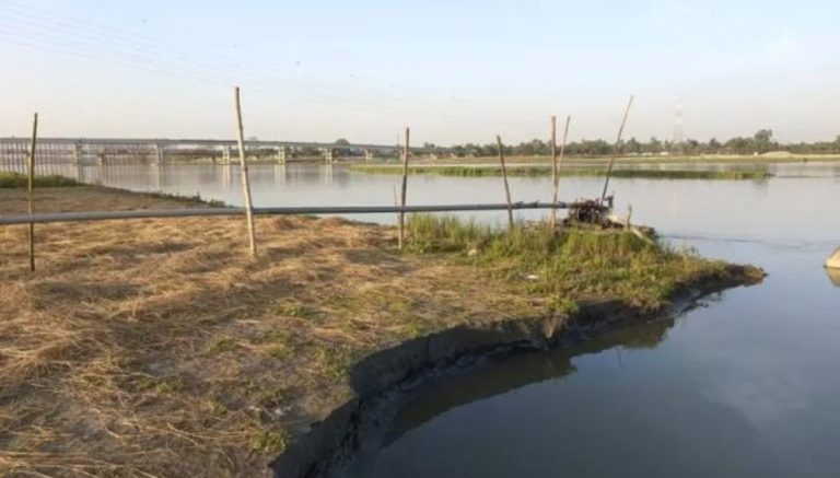 কুড়িগ্রামে সেতুর পাশে অবৈধ বালু উত্তোলন, ঝুঁকিতে দুধকুমার নদ ও তীররক্ষা বাঁধ