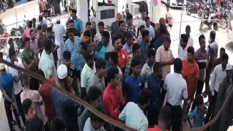 চিলমারীতে জ্বালানি সংকট: ১০০ টাকার তেল বিক্রি নিয়ে উত্তেজনা, পরে ২০০ টাকায় সমাধান