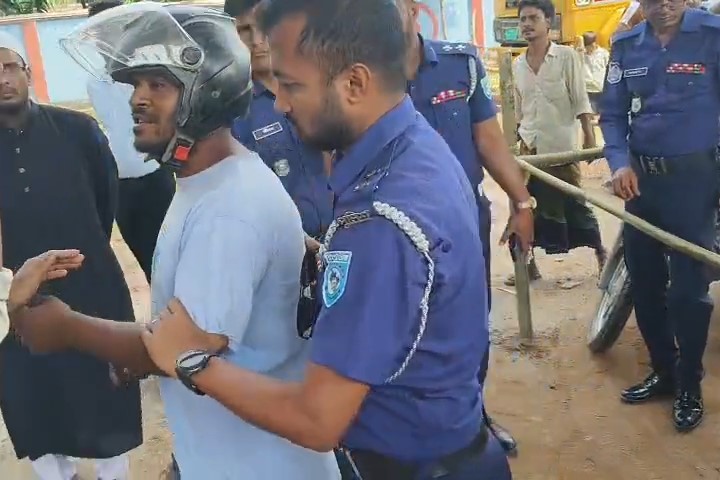 কুড়িগ্রামের ভুরুঙ্গামারীতে তেল বিতরণ কেন্দ্রের উত্তেজনায় দুই বাইকার আটক