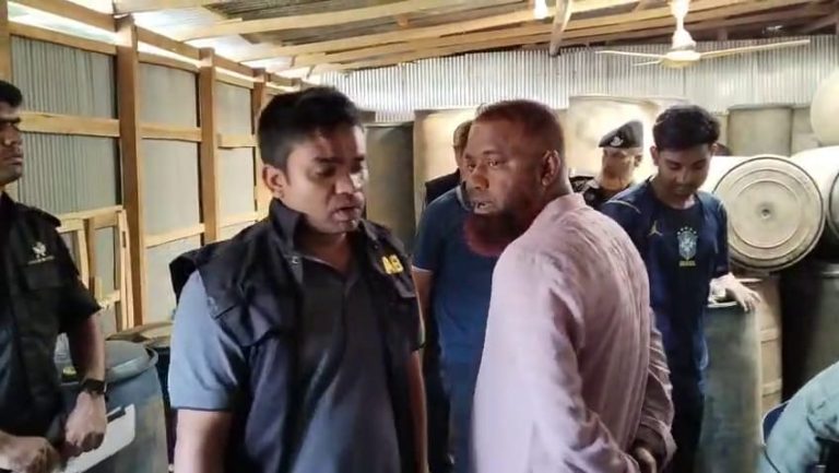 ‎মোংলায় তেলের অবৈধ মজুদের বিরুদ্ধে প্রশাসনের অভিযান