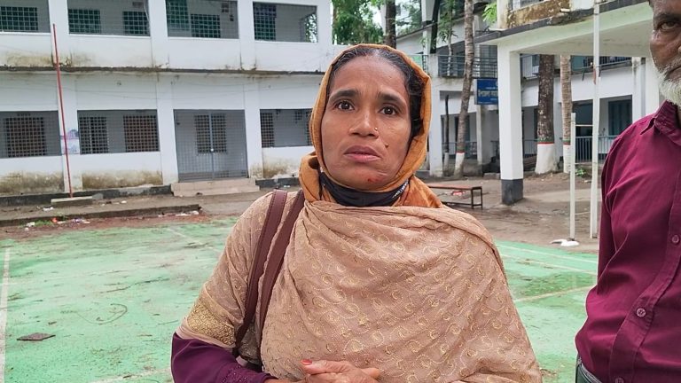 রাজাপুর যুব উন্নয়ন কার্যালয়ে কর্মকর্তার বিরুদ্ধে নারীকে মারধরের অভিযোগ