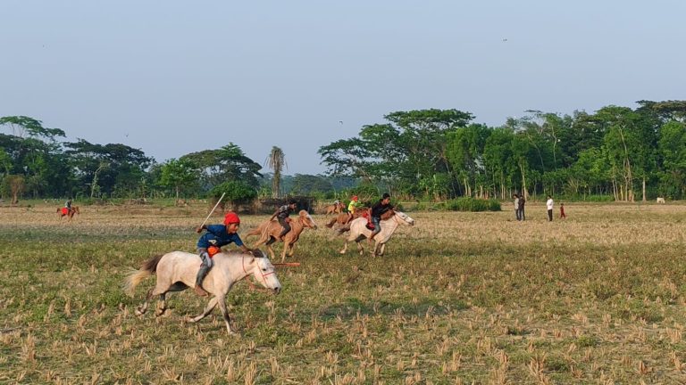 ঝালকাঠির কাঠালিয়ার কচুয়ায় ঐতিহ্যবাহী ঘোড়দৌঁড় অনুষ্ঠিত