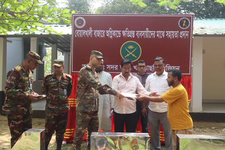 বোয়ালখালী বাজারে অগ্নিকাণ্ডে ক্ষতিগ্রস্ত ব্যবসায়ীদের পাশে বাংলাদেশ সেনাবাহিনী: ৪৮ জন পেল আর্থিক সহায়তা