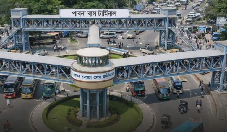 পাবনা কেন্দ্রীয় বাস টার্মিনালে ফুটওভার ব্রিজের দাবি, ঝুঁকিতে যাত্রী চলাচল