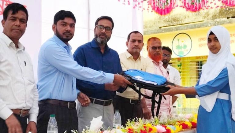 কুড়িগ্রামে ৩০০ শিক্ষার্থীর মাঝে বিনামূল্যে স্কুল ড্রেস ও ব্যাগ বিতরণ