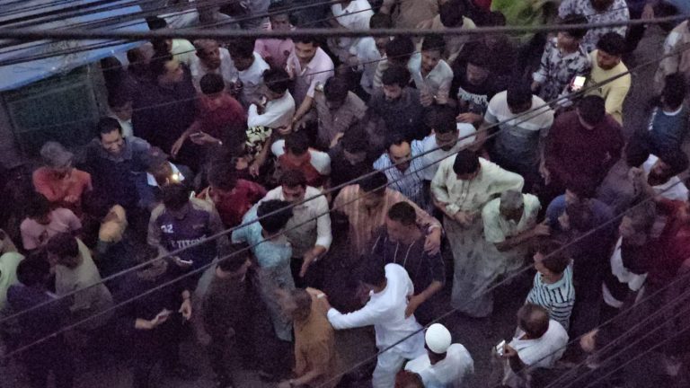 চট্টগ্রামে সাবেক মেয়র মঞ্জুর বাসায় গিয়ে তোপের মুখে হাসনাত আবদুল্লাহ