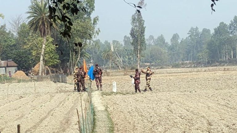সীমান্ত পেরিয়ে আটক দুই বাংলাদেশি নাগরিক ফেরত দিল বিএসএফ
