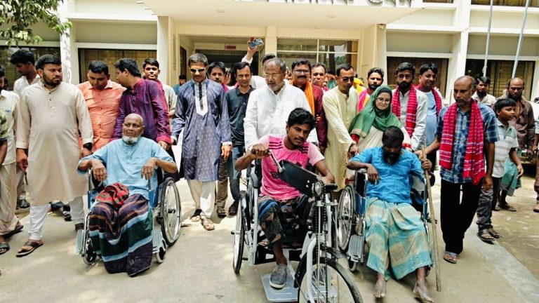 নাটোরের সিংড়ায় ১০ জন প্রতিবন্ধীর মাঝে হুইলচেয়ার বিতরণ