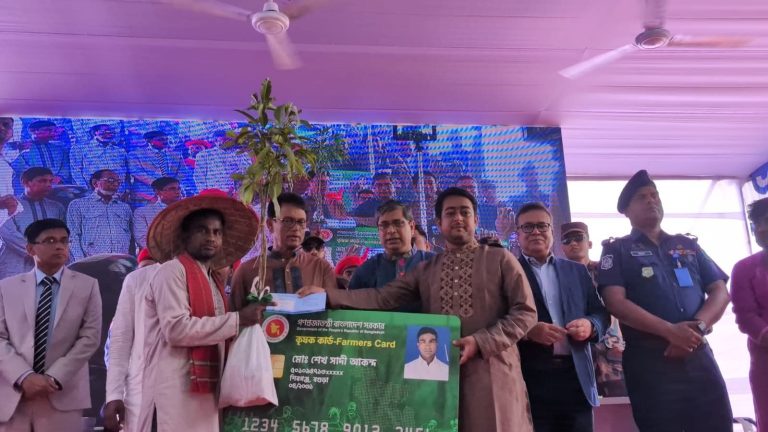 শিবগঞ্জে ৩১৪৭ কৃষকের হাতে কৃষক কার্ড ও গাছের চারা বিতরণ