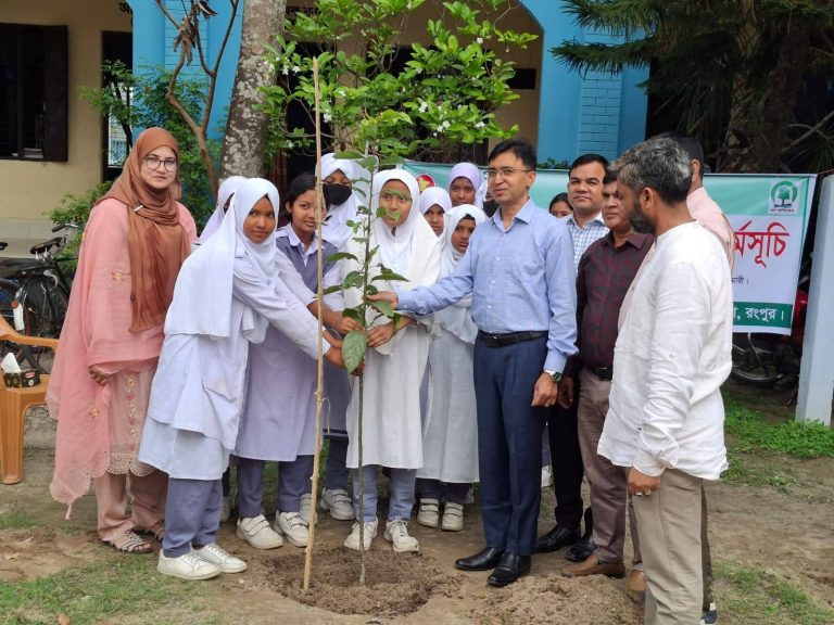 নীলফামারীতে শিক্ষা প্রতিষ্ঠানে বৃক্ষরোপণ কর্মসূচির উদ্বোধন