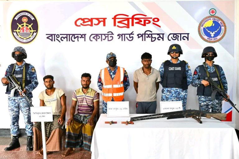 ‎সুন্দরবনে কোস্টগার্ডের অভিযানে জিম্মি ২ জেলে উ’দ্ধা’র, অস্ত্রসহ দয়াল বাহিনীর সদস্য আটক  ‎