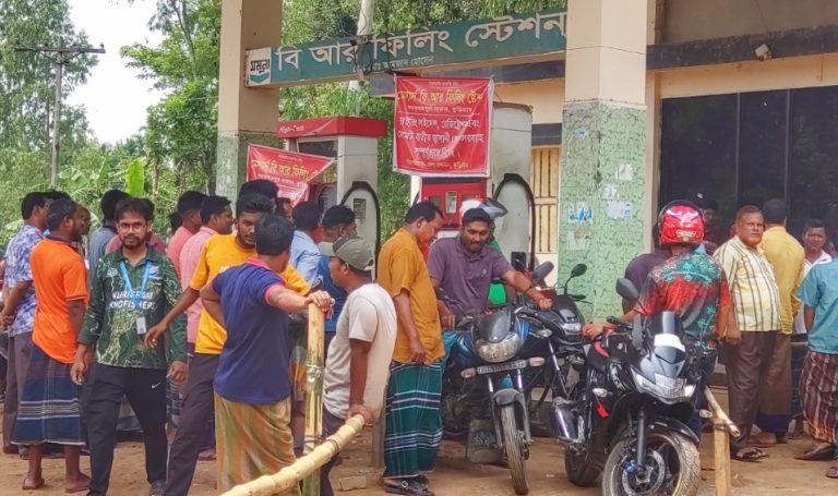 কুড়িগ্রামে ঘণ্টার পর ঘণ্টা লাইনে দাঁড়িয়েও মিলছে না তেল, খালি হাতে ফিরছেন বাইকাররা