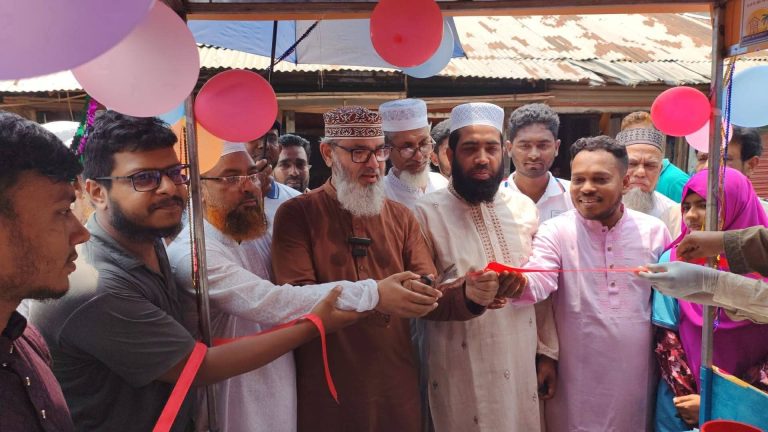 পিরোজপুরে অসহায় ব্যক্তিকে স্বাবলম্বী করতে ‘বাবুই’ ও ‘এইচডিটি’-র ভ্যান প্রদান