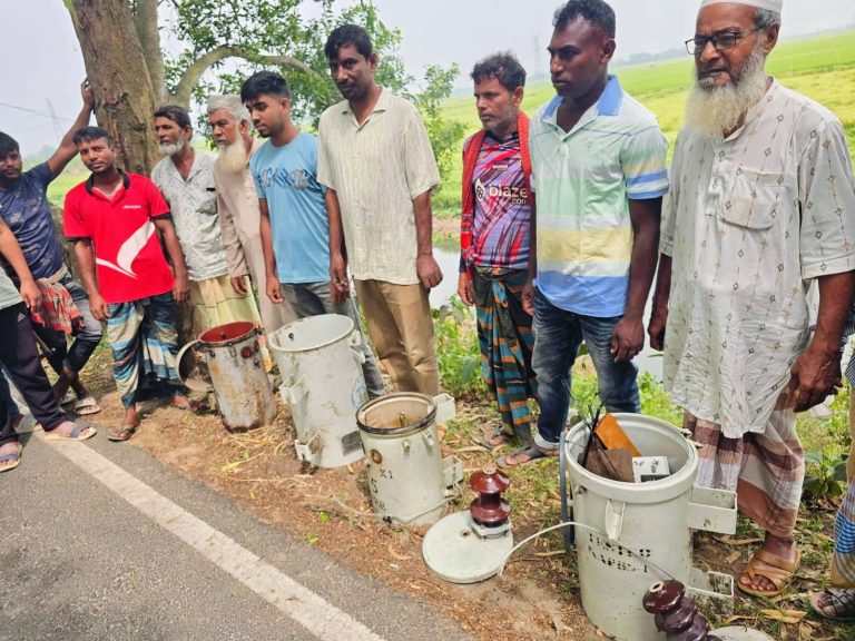 তীব্র লোডশেডিং ও সংঘবদ্ধ চোর চক্রের উপদ্রবে দিশেহারা কৃষক: সিংড়ার এক রাতে ৭ ট্রান্সফরমার চুরি