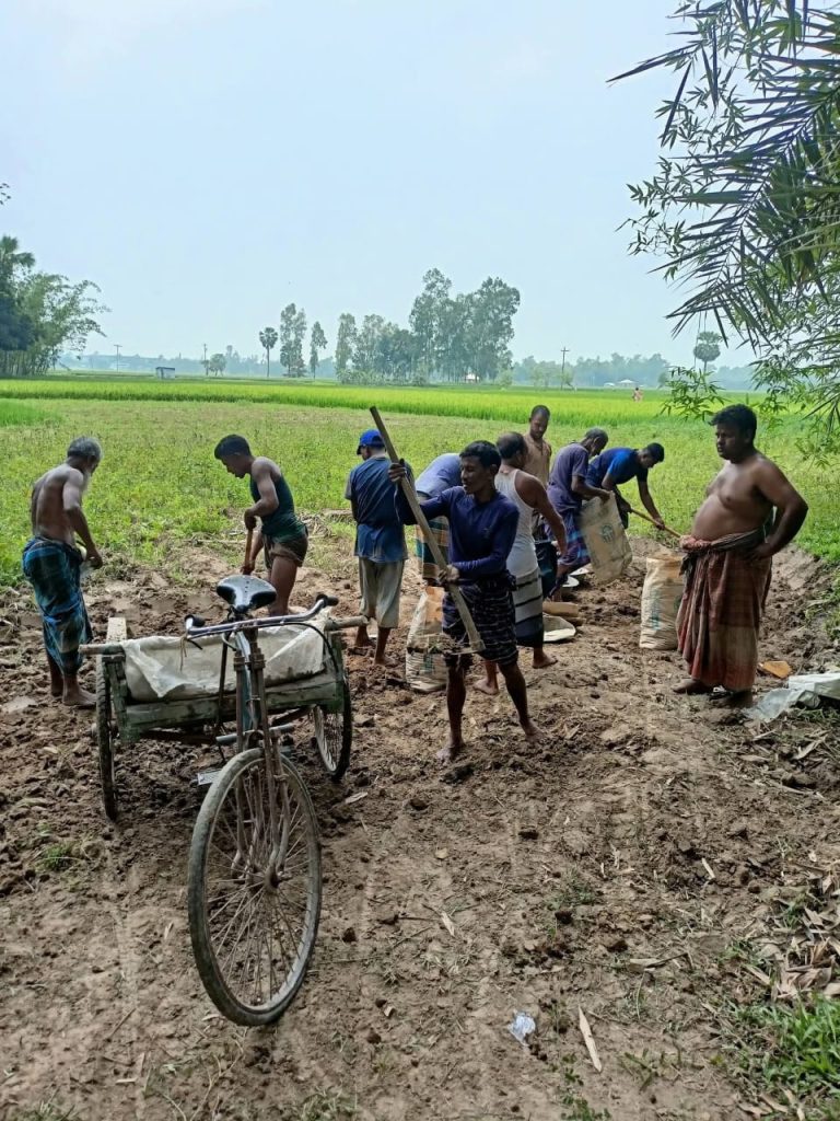 কিচক ইউনিয়নে ঈদগাহ ও কবরস্থানের ভাঙা রাস্তা গ্রামবাসীর স্বেচ্ছাশ্রমে সংস্কার