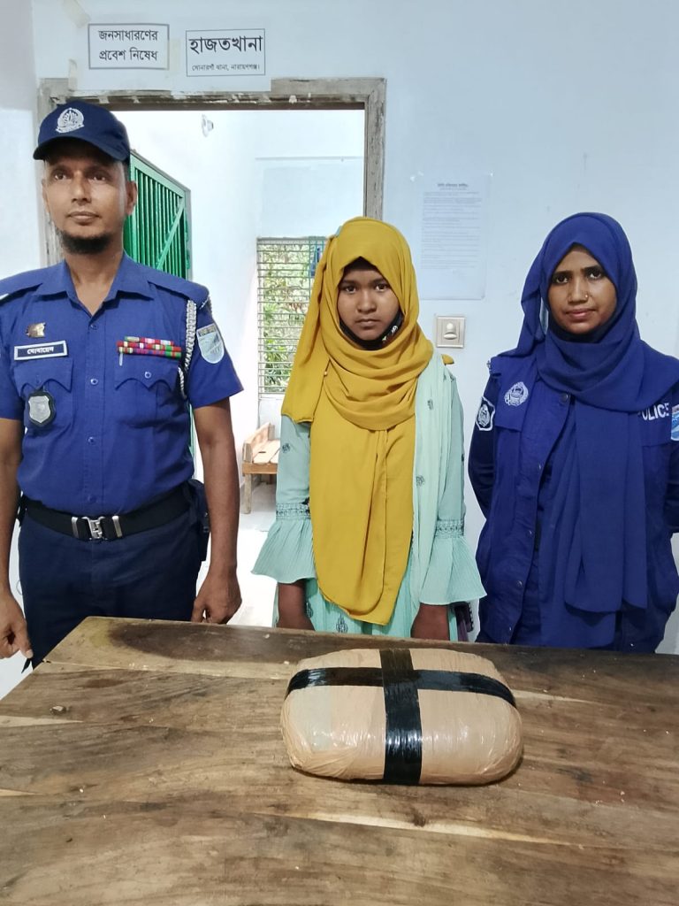 সোনারগাঁয়ে পুলিশের চেকপোস্টে ১ কেজি গাঁজাসহ কিশোরী আটক