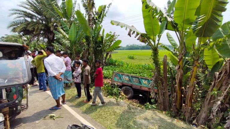 ঝালকাঠির রাজাপুরে নিয়ন্ত্রণ হারিয়ে ইটবোঝাই ট্রলি খাদে পড়ে হেল্পার নিহত