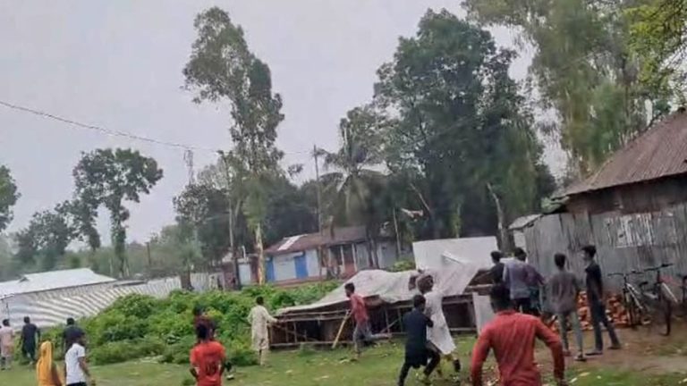 কুড়িগ্রামের রাজারহাটে পুলিশের সামনে শিবির নেতাদের উপর ছাত্রদলের হামলা, আহত ৬
