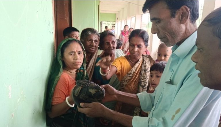 তাড়াশে পুকুর খননের সময় মিলল প্রাচীন বিষ্ণু মূর্তি