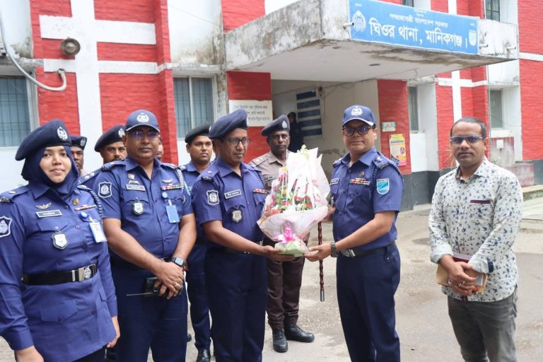 মানিকগঞ্জে ঘিওর থানা ও শিবালয় সার্কেল অফিস পরিদর্শন করলেন পুলিশ সুপার