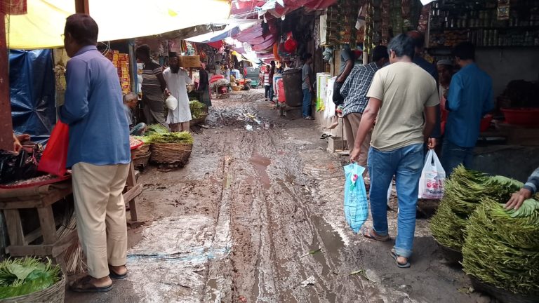 শ্যামগঞ্জ বাজারের বেহাল সড়কে ভোগান্তি, ব্যবসায়ীদের ক্ষোভ