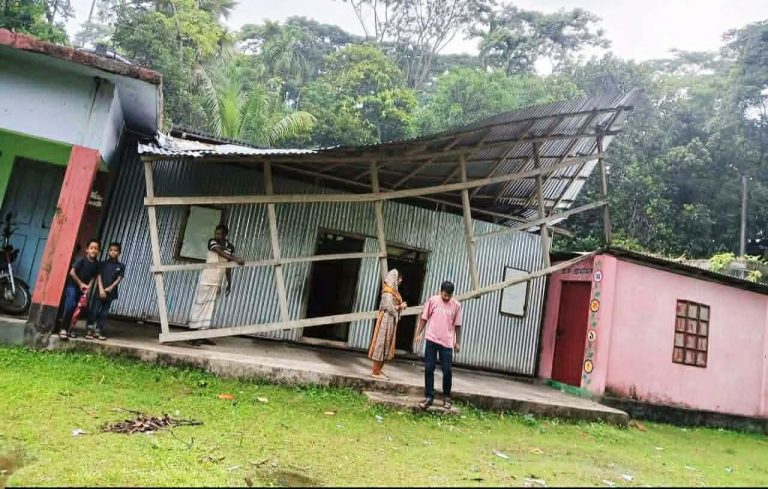 নলছিটিতে কালবৈশাখীর তাণ্ডবে প্রাথমিক বিদ্যালয়ের চাল উড়ে গেল, পাঠদান নিয়ে অনিশ্চয়তা
